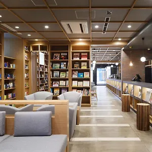 3* Hotel Lamp Light Books